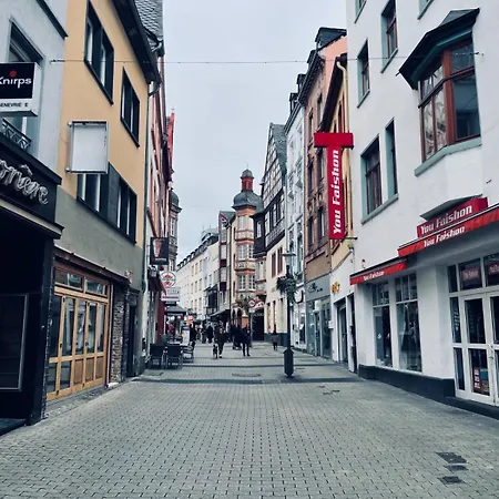 Ferienzimmer Mit Kueche Mitten Im Zentrum Perfekt Um Stadt Zu Erkunden Διαμέρισμα *